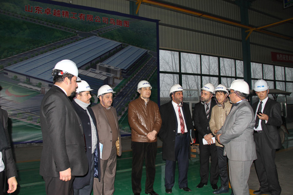 經(jīng)典集團(tuán)公司董事長(zhǎng)苗樹(shù)文陪同伊拉克政府考察團(tuán)參觀(guān)車(chē)間